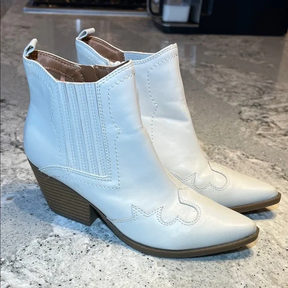 NEW Indigo White Western-Style Ankle Booties Size 7 - Picture 1 of 9